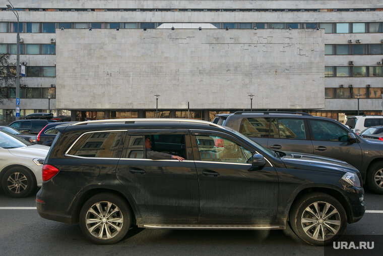    Замглавы офиса Зеленского ездит на автомобиле для гуманитарных нужд