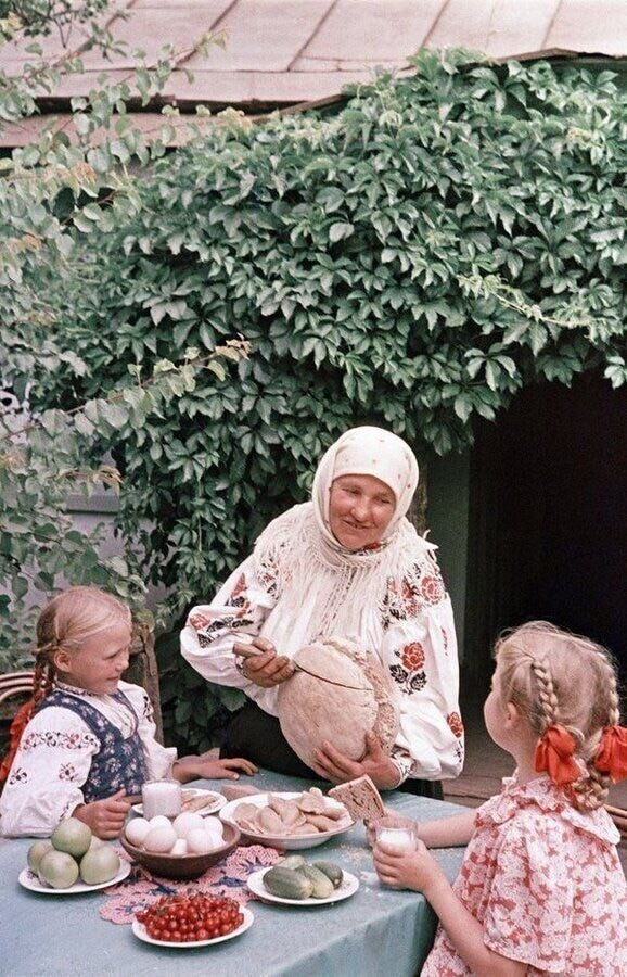 Здравствуйте, друзья-товарищи-сограждане! Поздравляю всех комсомольцев с праздником... ведь сегодня, 29 октября, День рождения Комсомола, этой организации исполнилось бы 104 года.-11