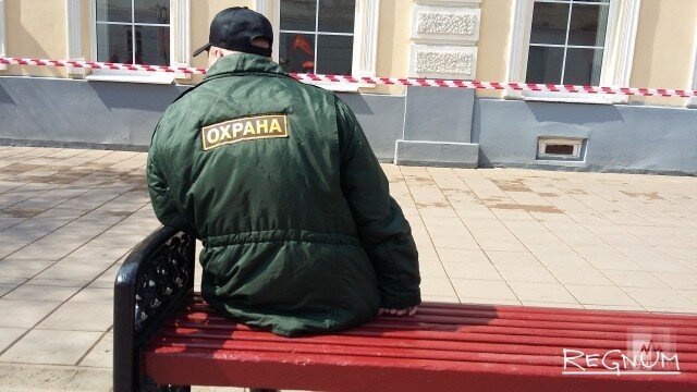   Охранник Наталья Хомутова © ИА REGNUM