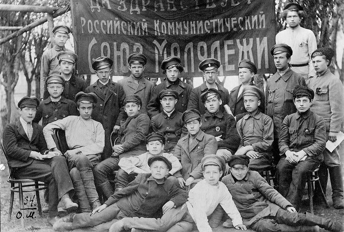  29 октября 1918 года начал работу I Всероссийский съезд союзов рабочей и крестьянской молодежи.-2
