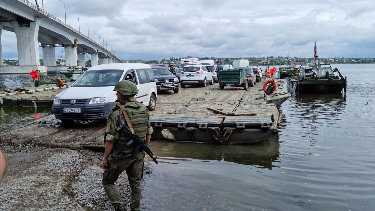    Понтонная переправа через Днепр, организованная Министерством обороны РФ© РИА Новости