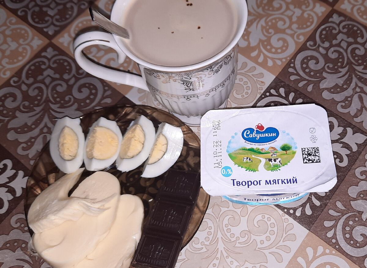 Сулугуни, яйцо, творог, шоколад и цикорий с молоком 