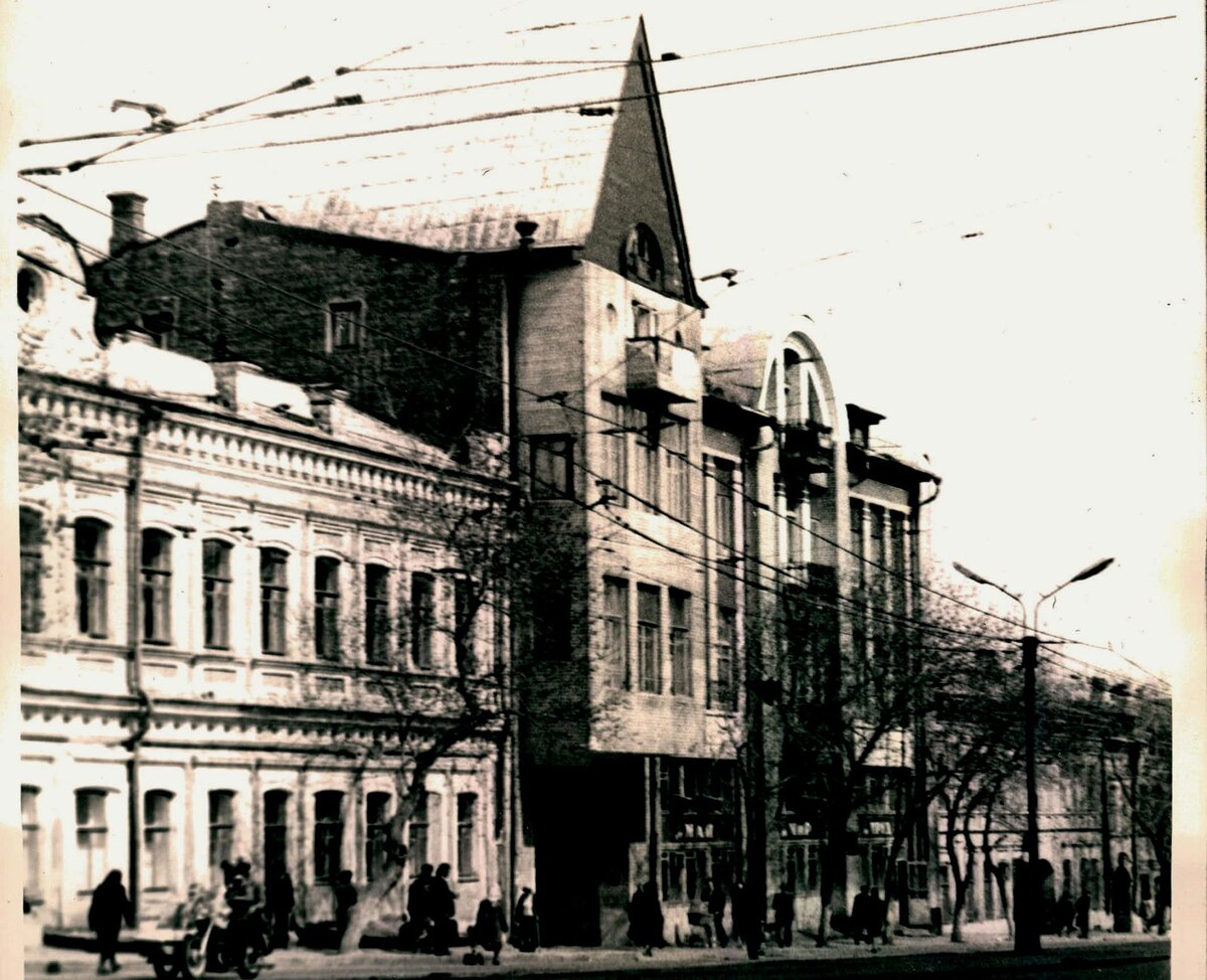 Благодаря высоте и форме крыши служит доминантой улицы