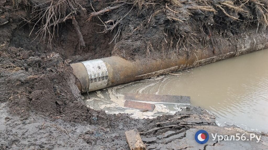    На место прорыва водовода в Оренбурге наложили «заплатку». Фото с аварии