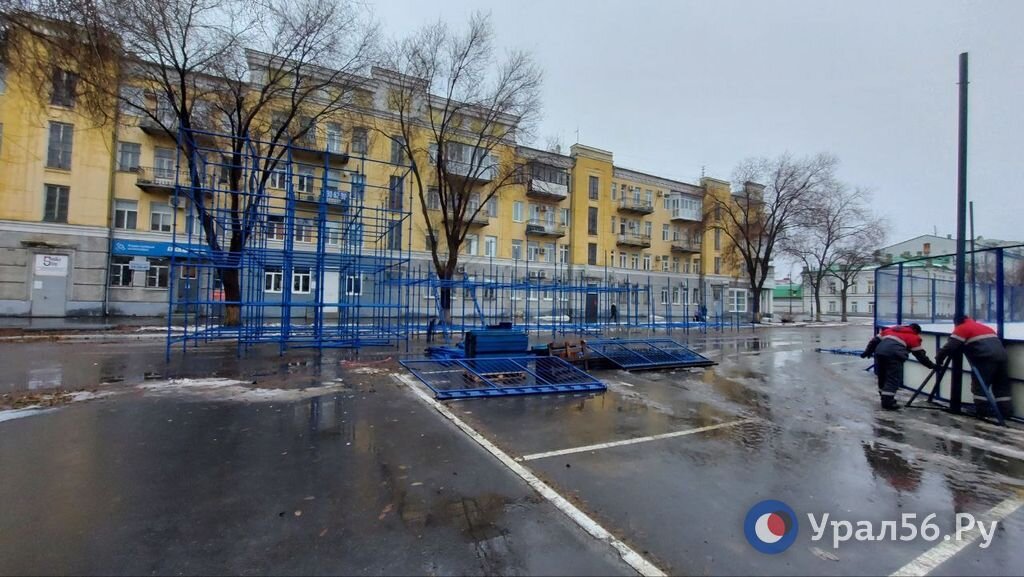    На главной площади Оренбурга продолжается монтаж Новогоднего городка