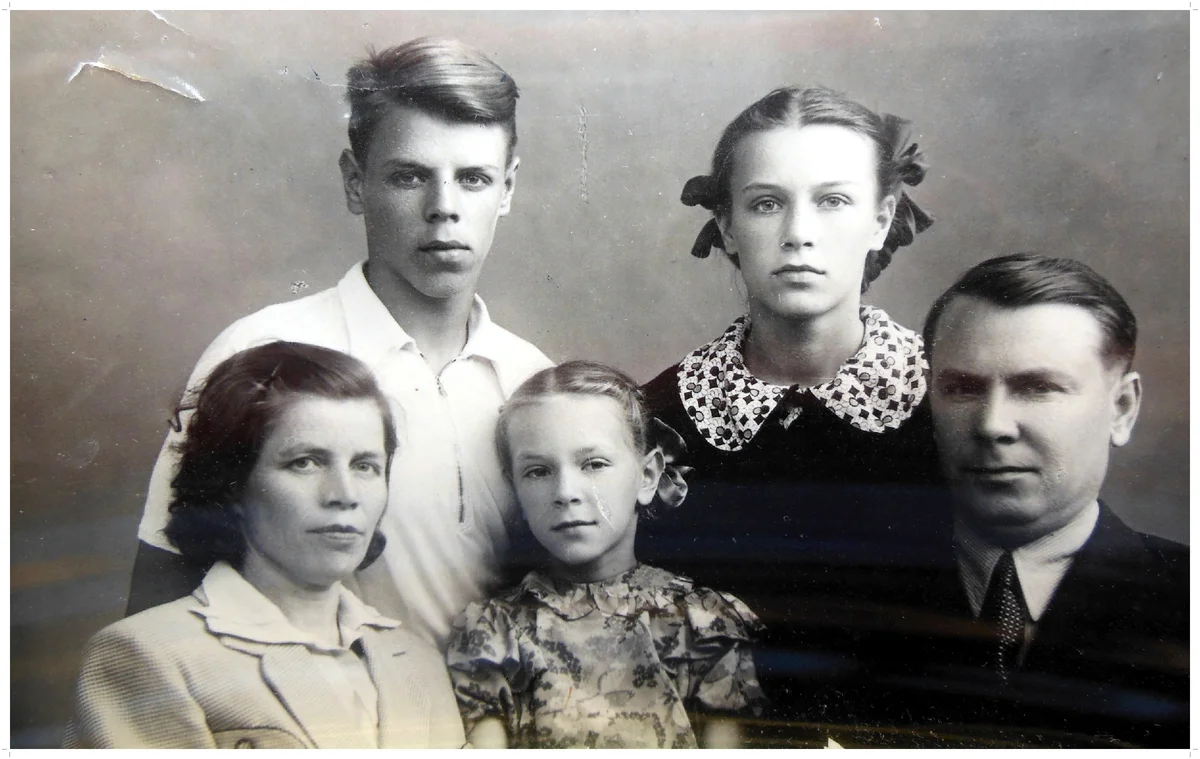 Бабушка Надежда, дедушка Сергей и их дети (в центре моя мама)