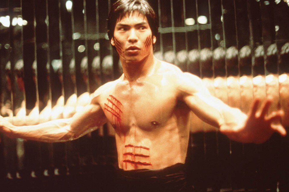     Испанские ученые опубликовали исследование о том, что актер Брюс Ли (он скончался в возрасте 32 лет в 1973 году) мог умереть, потому что пил слишком много воды.  GLOBAL LOOK PRESS