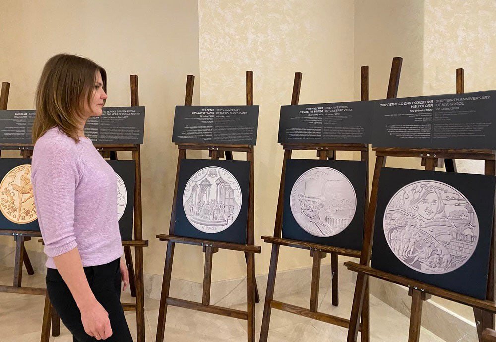    В Ханты-Мансийске открылась фотовыставка Банка России «Магия театра»