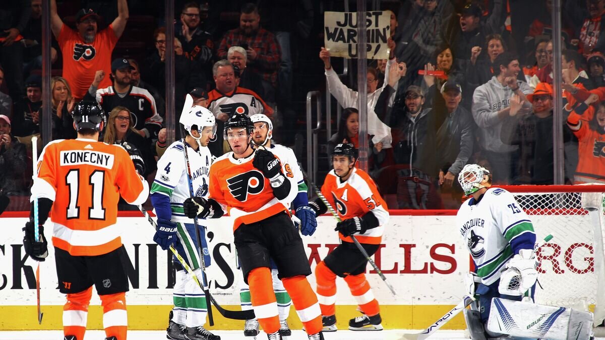    Защитник "Филадельфии Флайерз" Иван Проворов (в центре)© AFP 2023 / BRUCE BENNETT / GETTY IMAGES NORTH AMERICA