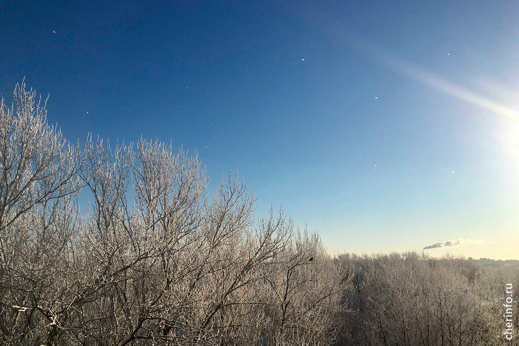    Теплая погода продержится в городе до конца рабочей недели. Синоптики прогнозируют мокрый снег, дождь, сильный ветер и гололед.