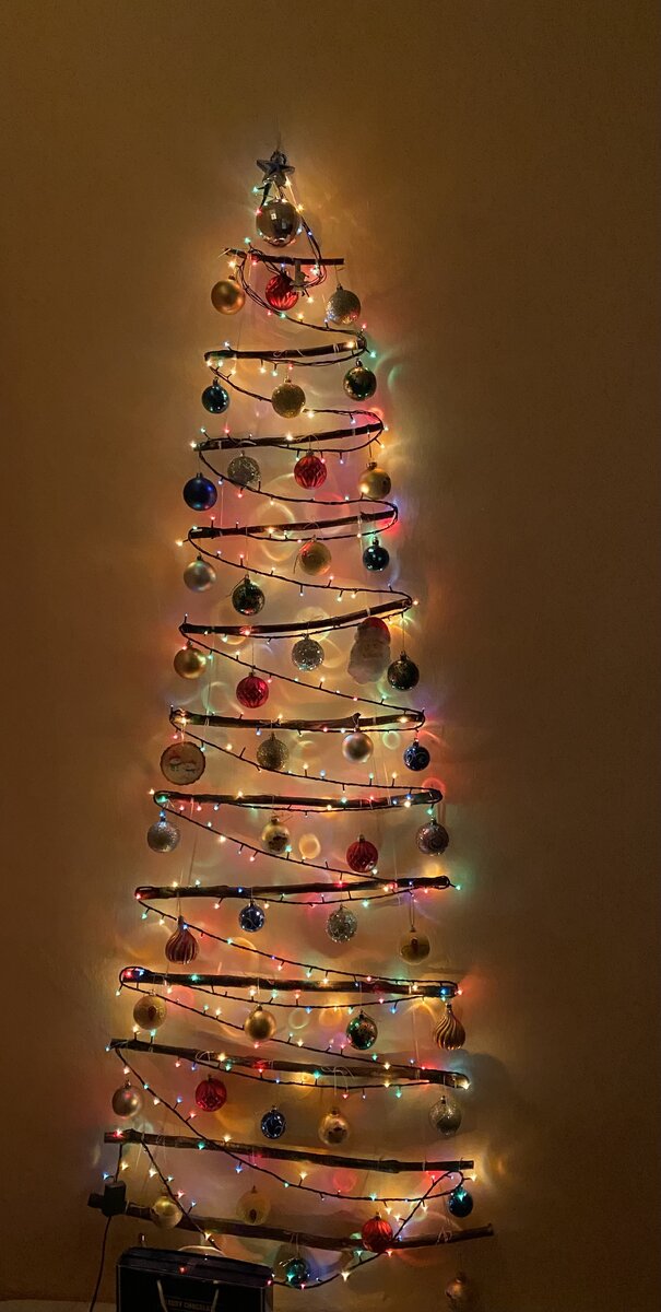 Пусть эта ёлочка в праздничный час, каждым фонариком радует нас!