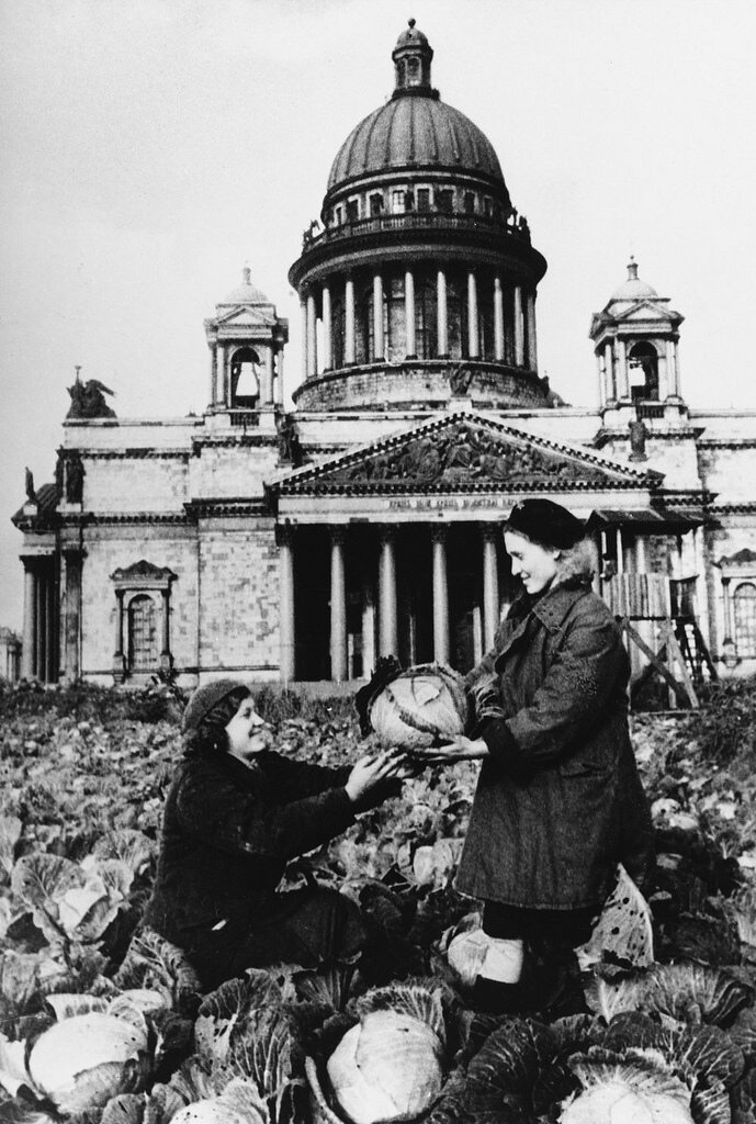 Огород перед Исаакиевским собором 1942 г
