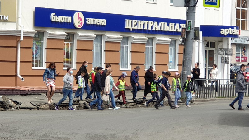 Дети преодолевают препятствия прямо на пешеходном переходе по пер. 1905 года