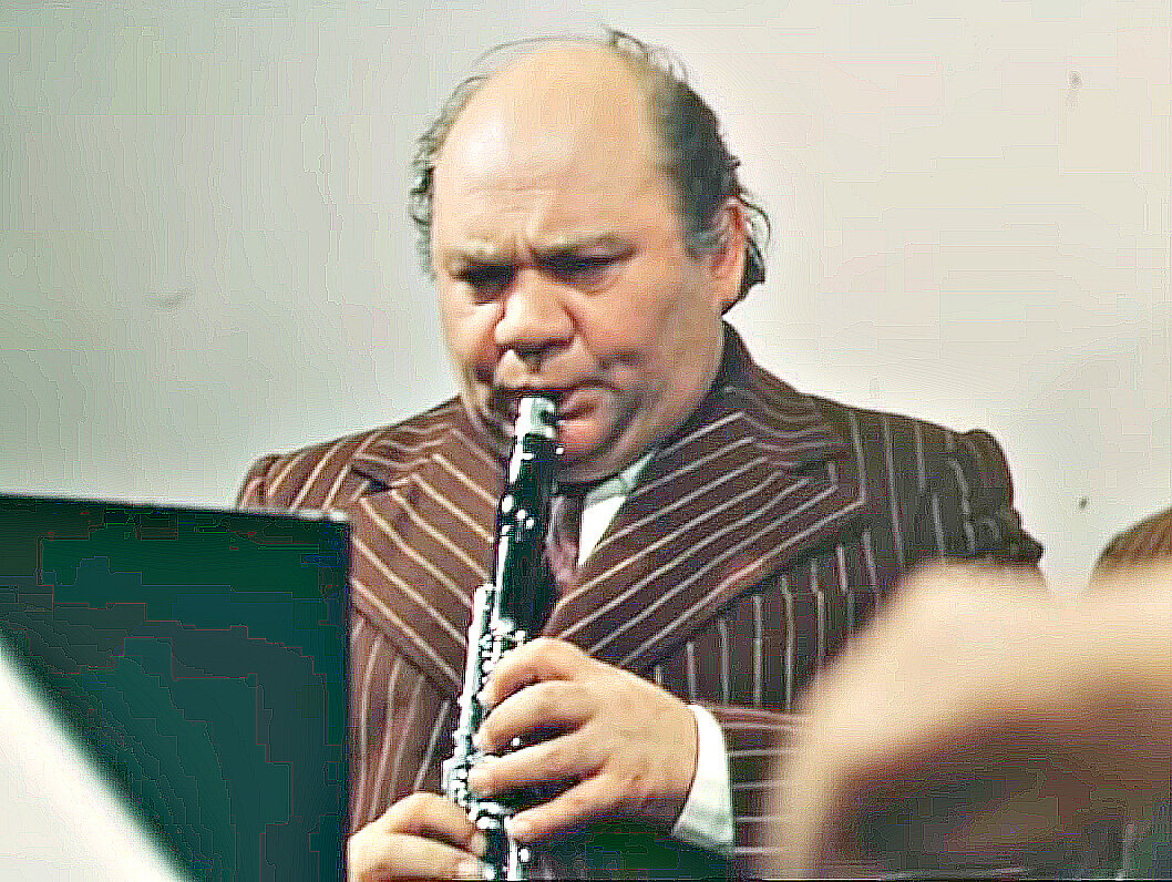 Андрей Григорьевич Сарафанов играет в кинотеатре перед сеансом...