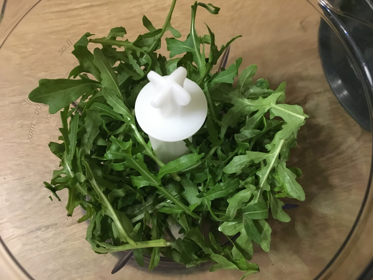 Руккола, которую можно заменить на базилик, петрушку, кинзу и т.д. - всё на ваш вкус