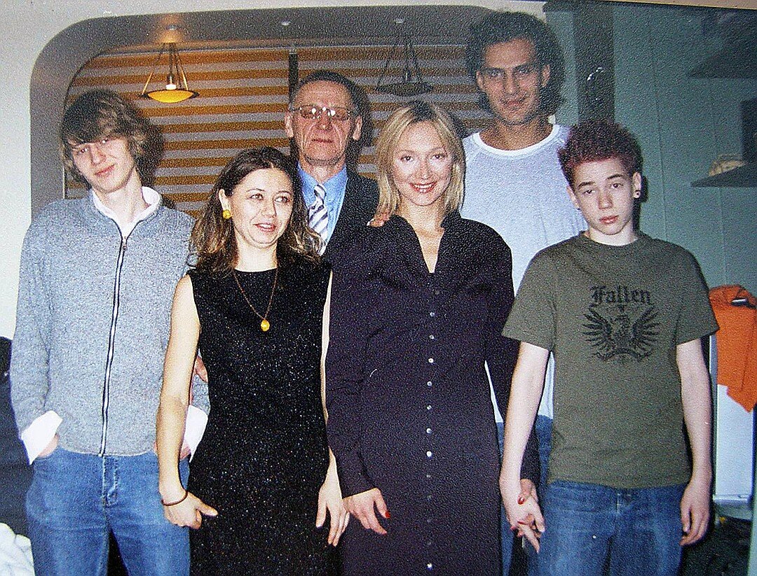 videxnews.ru (Марина стоит между сыном и дочкой Миколаса Орбакаса)