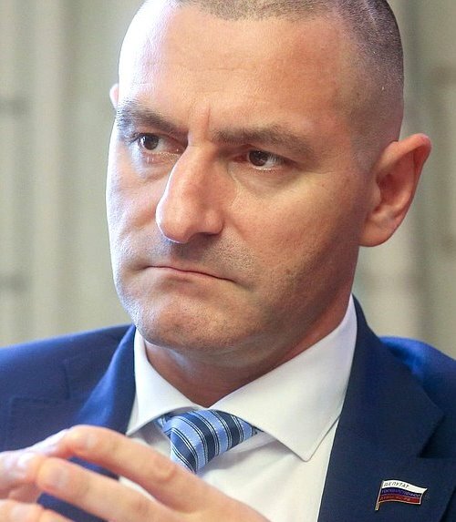 депутат от Единой России  Ильтяков. Вертолёт почти не виден - где-то на заднем плане.