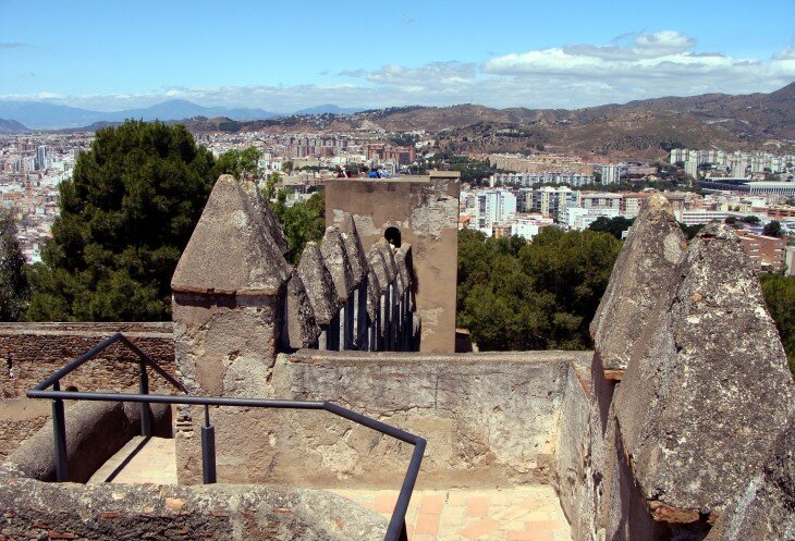 Фактически в замке доступны стены,часть внутреннего пространства и небольшой музей.Со стен открываются не плохие виды на Малагу.