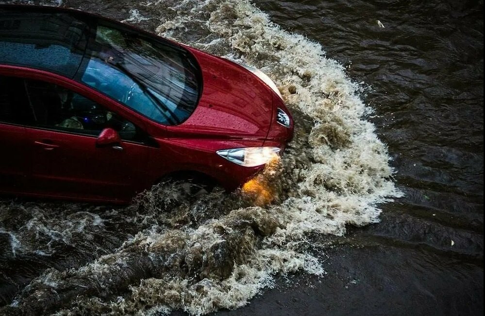 Автомобиль в луже