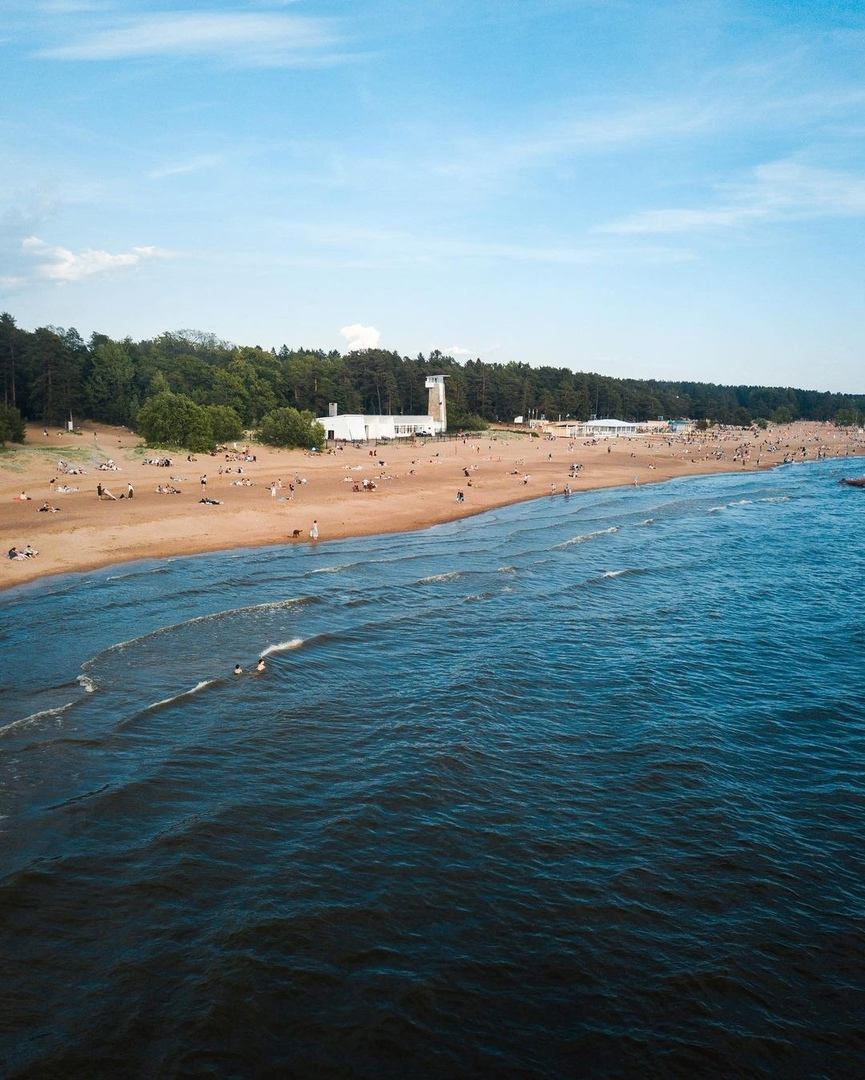 Пляж ласковый в солнечном фото