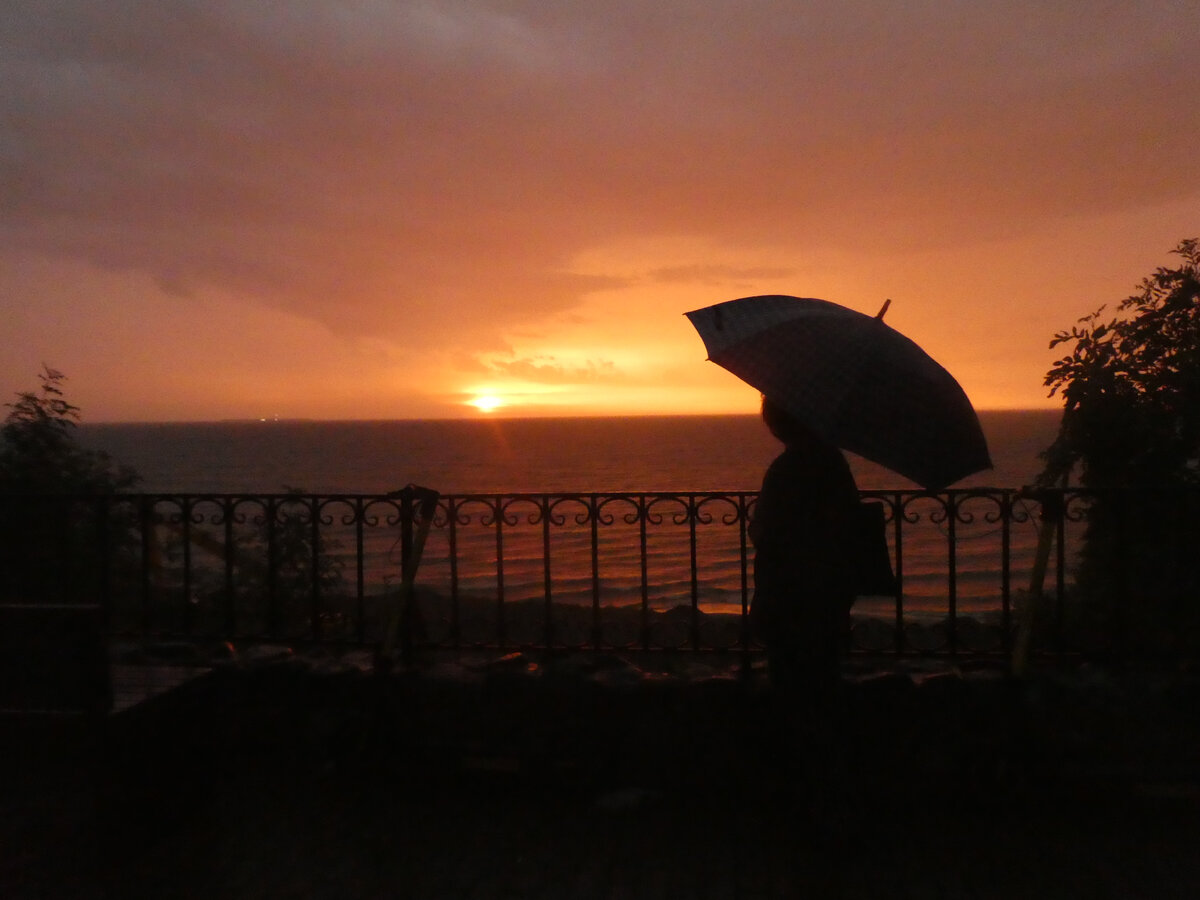 Такой шикарный закат над Балтикой (пусть и под дождём!) встречал нас в пятницу вечером сразу после прилёта.