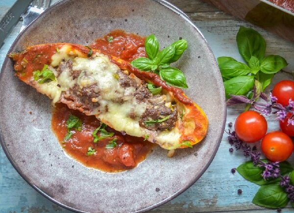 Лодочки из кабачков с фаршем, помидорами и сыром - Лайфхакер