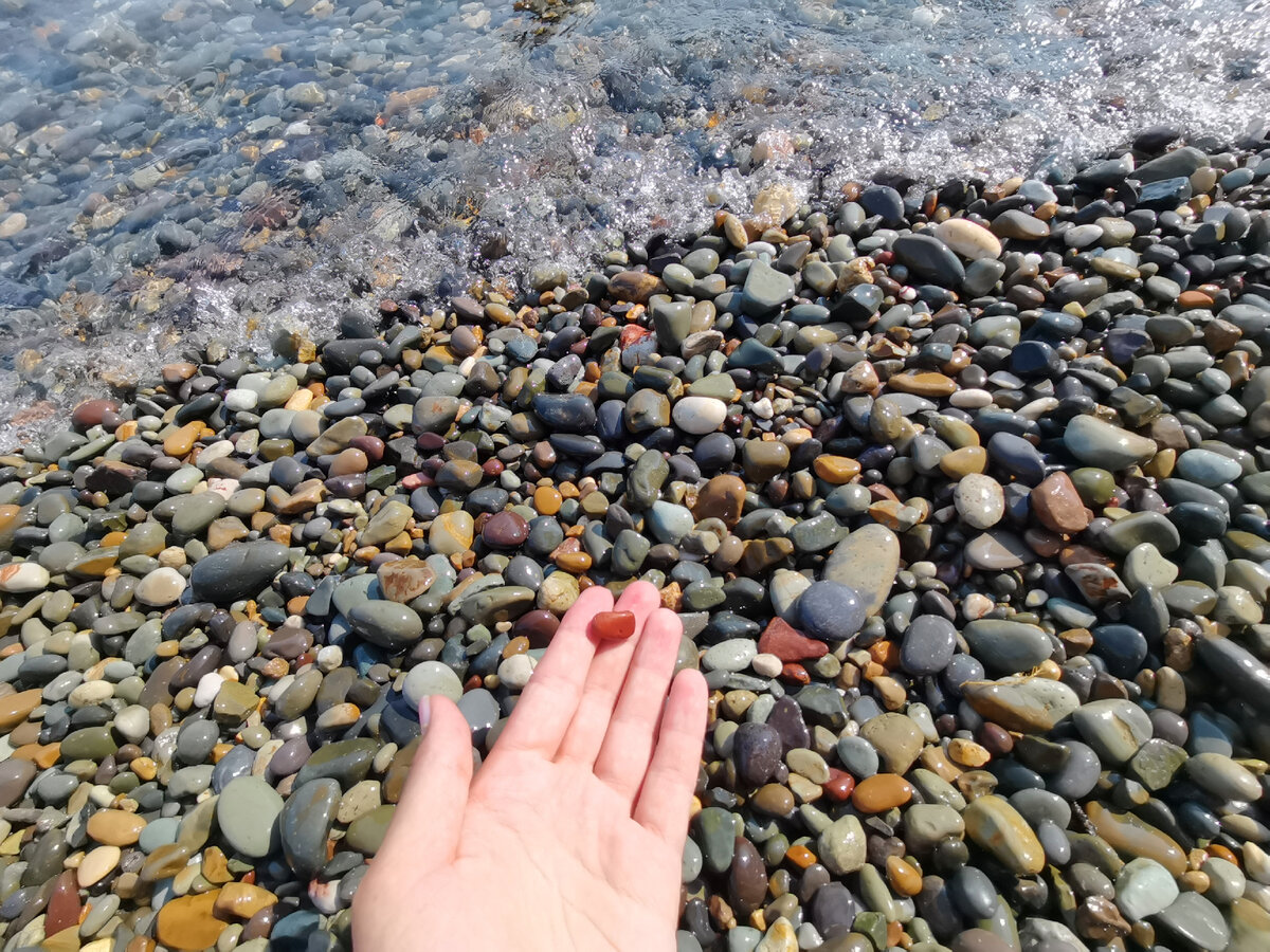 Пляж в Крыму, на который люди идут за 800 ступеней и приезжают с других ...