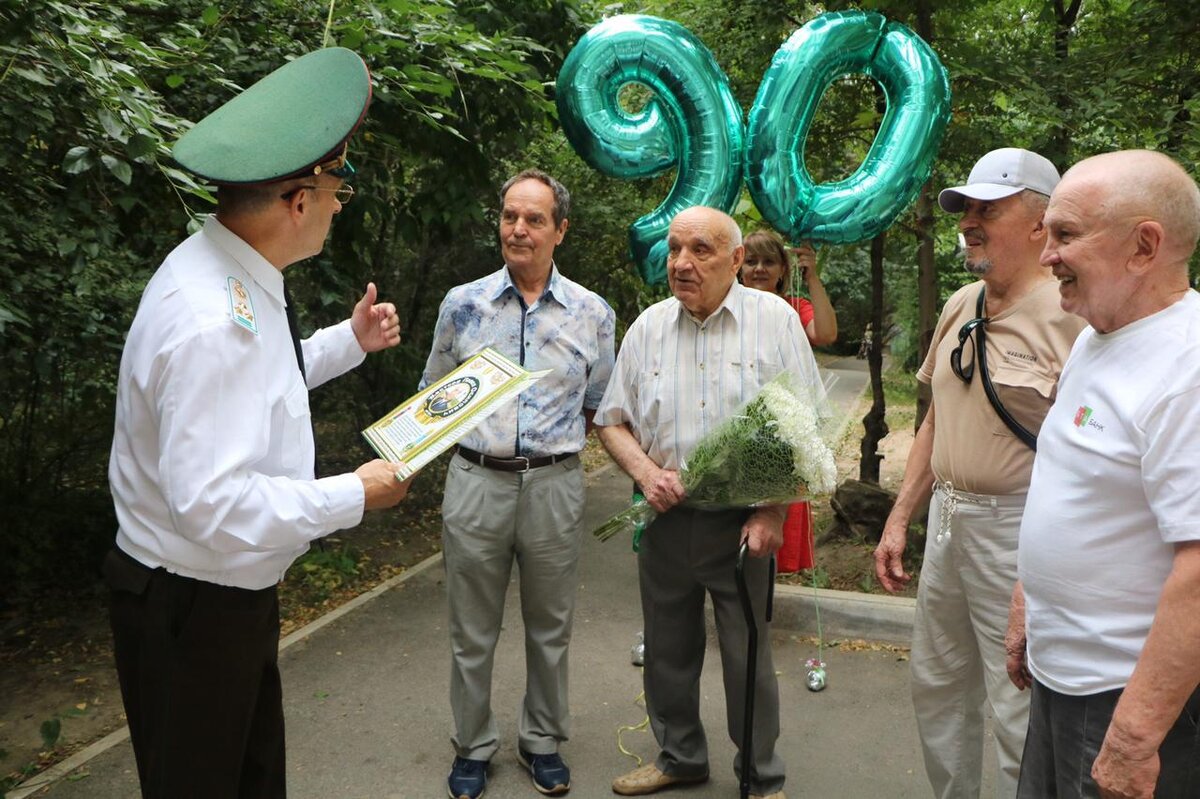 П.О. Жестков в центре, слева от него - бывший начальник Инженерной кафедры полковник Виноградов, справа - бывший зам.начальника Училища полковник Таратута