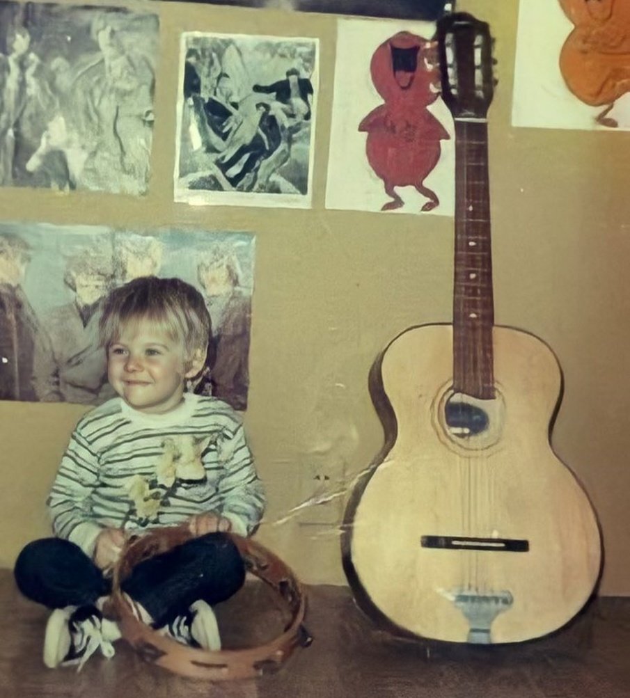 курт кобейн в молодости. курт кобейн в юности. курт кобейн в детстве фото. курт кобейн в молодости с гитарой. курт кобейн в детстве фото.