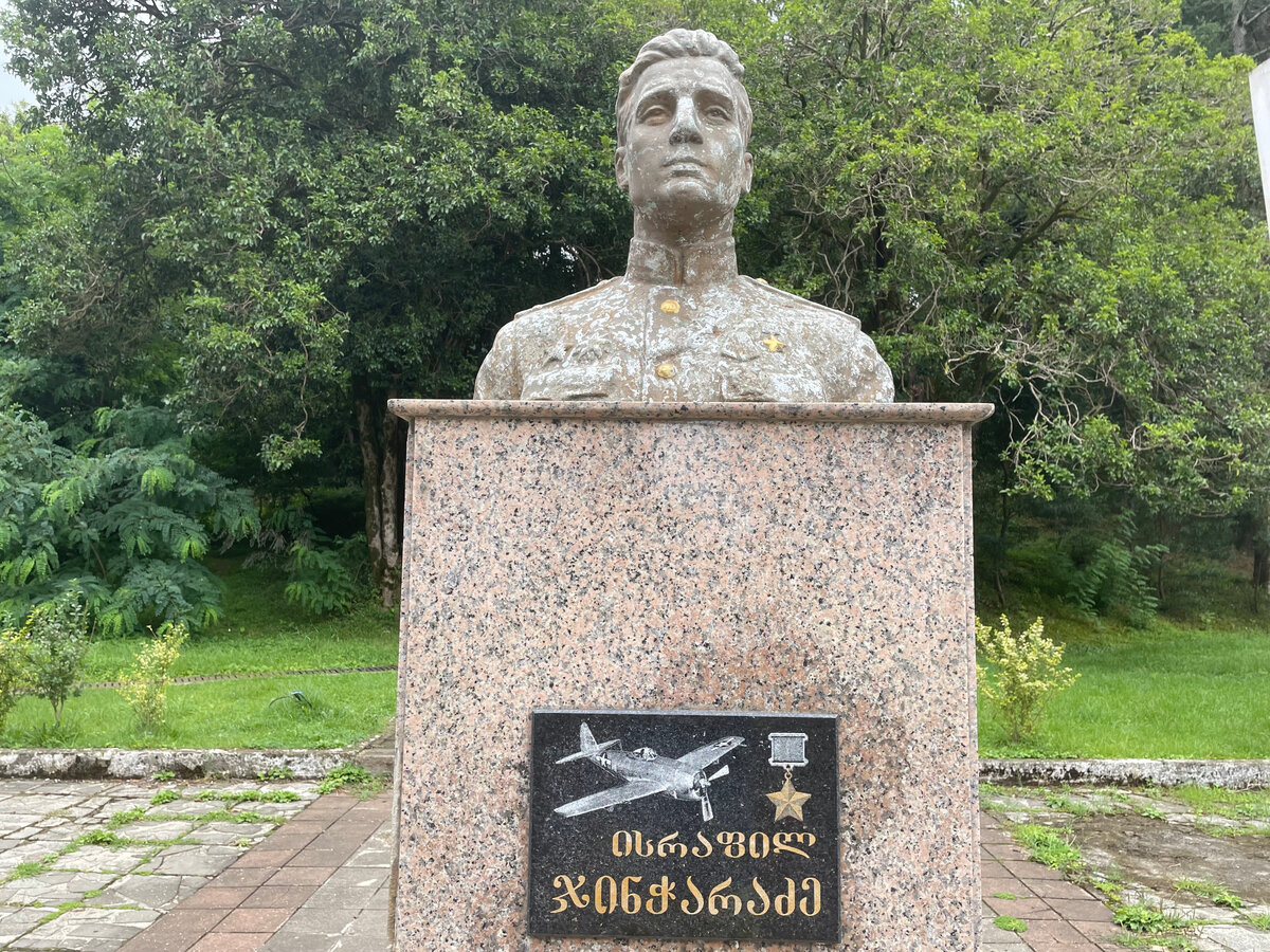 Фото автора. Джинчарадзе Исрафил Кемалович - летчик герой Советского Союза. Памятник на исторической родине в Махинджаури (Батуми).