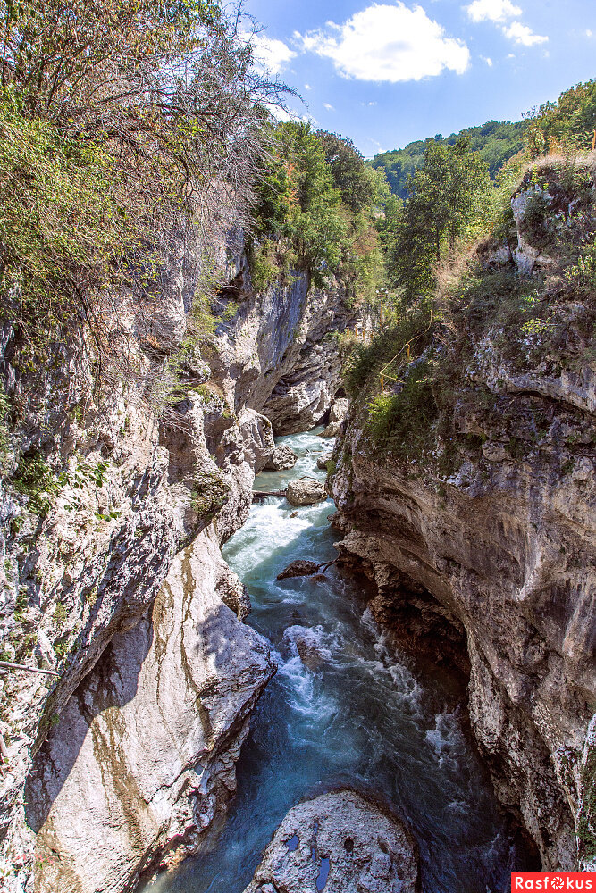 Горная река Белая течет с самой вершины Главного хребта Большого Кавказа.-2