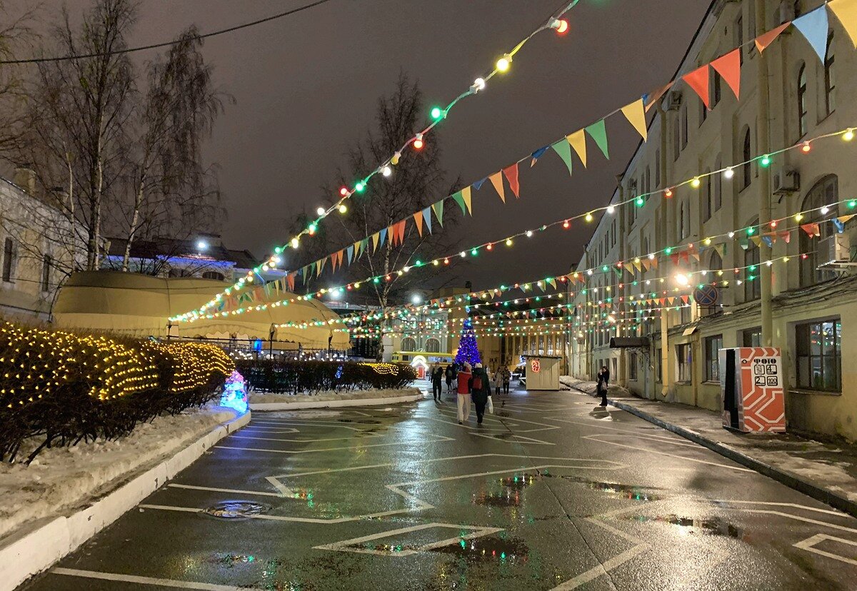 Двор Гостинки в новогоднем формате