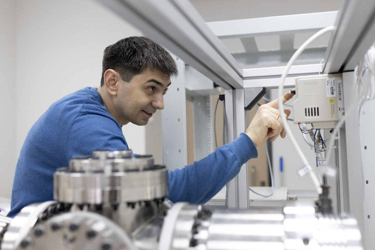 В лаборатории УрФУ собирают установку, моделирующую физические условия космоса. С ее помощью астрохимики смогут делать серьезные научные открытия. Фото: медиацентр УрФУ.