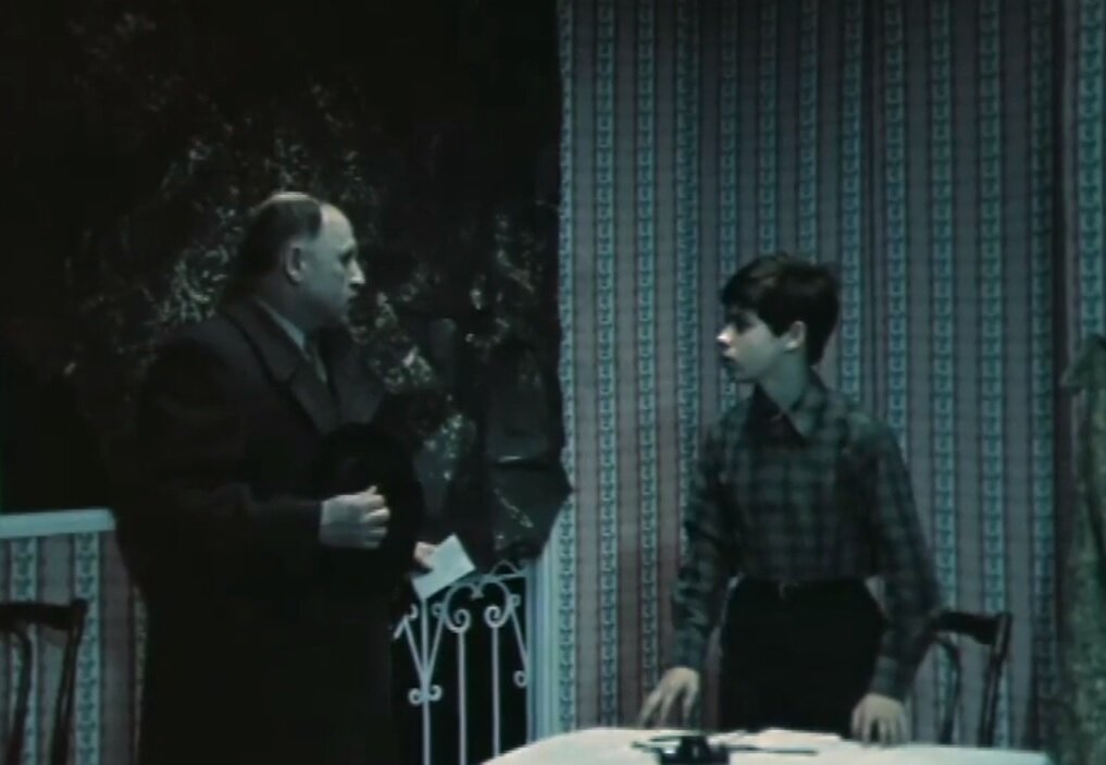 Принесли информацию в ответ на запрос об отце. Кадр из фильма