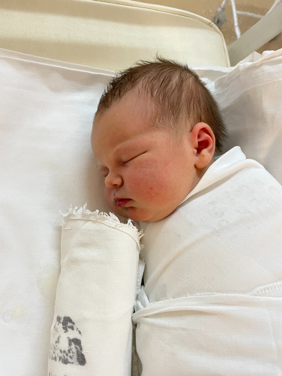 Один из самых первых снов Марго вне утробы. В роддоме нас научили обкладывать детей такими валиками из пеленок, чтобы случайно не перевернулись.