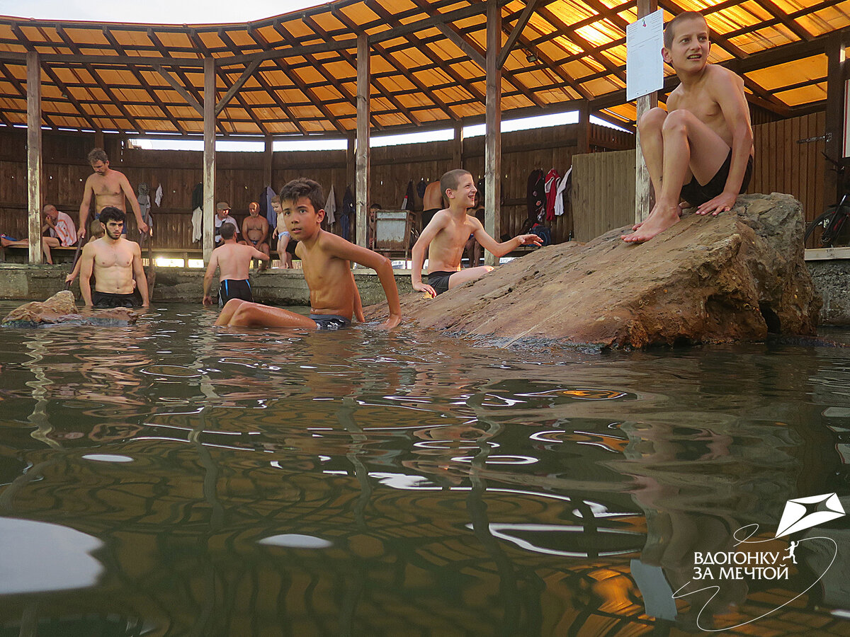 На термальном источнике