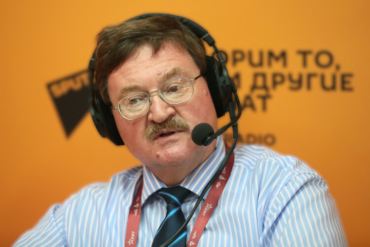    Владимир Козин — эксперт-международник в области ядерного оружия и профессиональный дипломат, всю жизнь посвятивший защите страны от самой страшной угрозы современной цивилизации — термоядерной войны