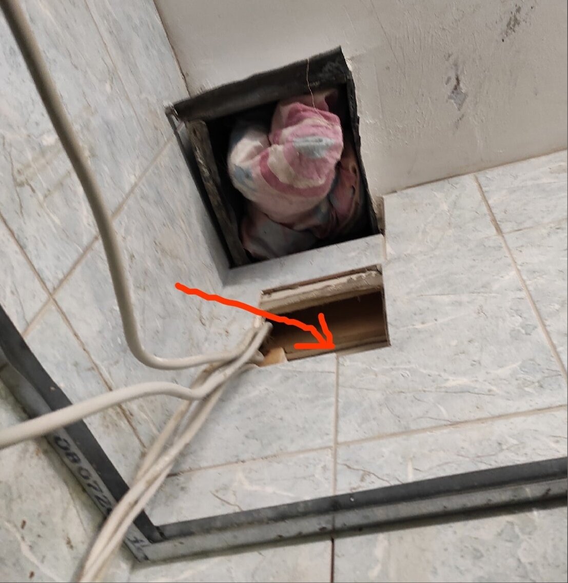 Вид снизу из пространства, образованного двумя  стенками и клетками