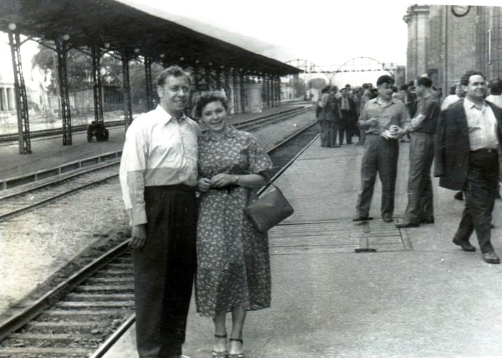 Анатолий Папанов и Ольга Аросева. На гастроли... На дальнем плане -  Евгений Весник
Из архива Народного артиста СССР Евгения Весника
