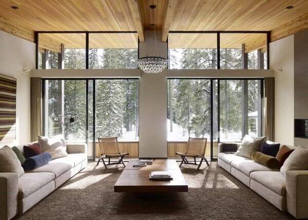 Вид на природу из окна загородного дома