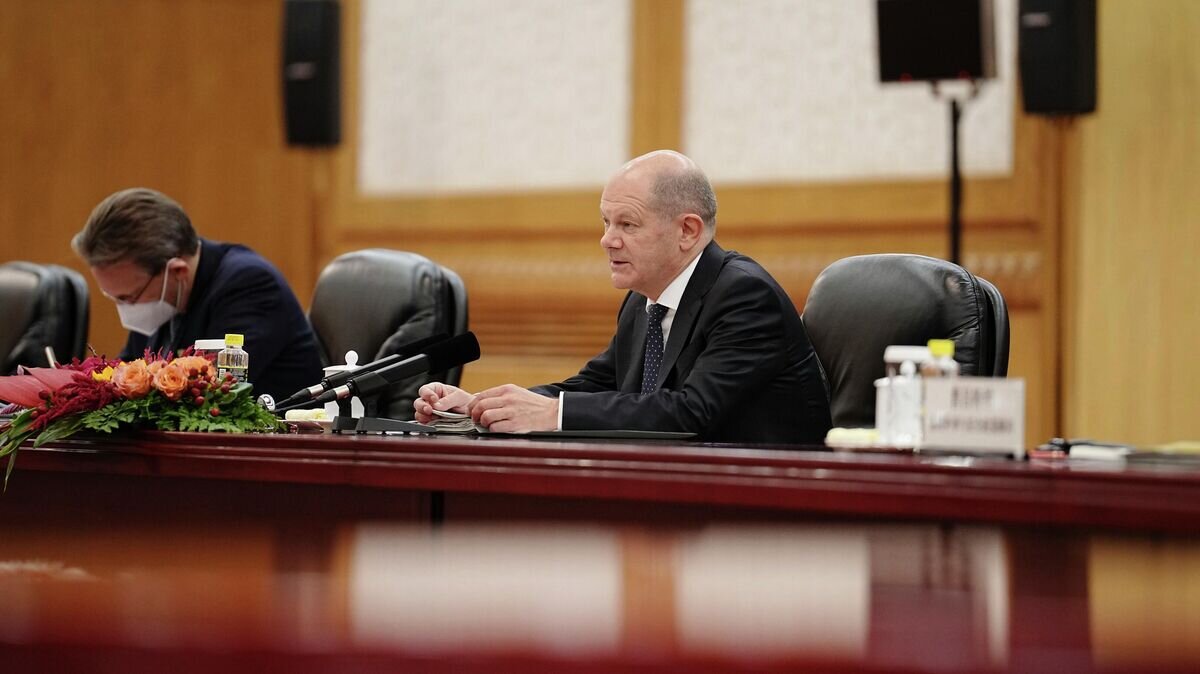    Канцлер Германии Олаф Шольц во время встречи с председателем КНР Си Цзиньпином в в Пекине© AP Photo / Kay Nietfeld