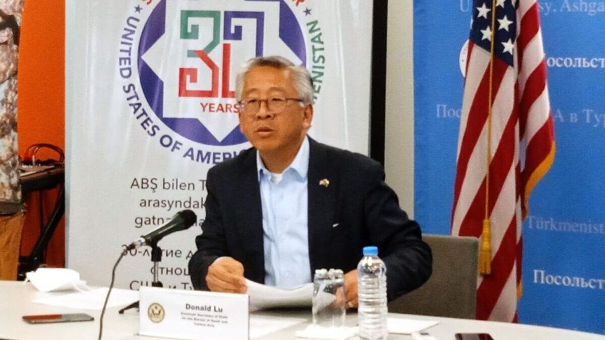    Помощник госсекретаря США по делам Южной и Центральной Азии Дональд Лу во время встречи с представителями СМИ в Центре образования и культуры США в Ашхабаде, Туркменистан© Фото : Atavatan Türkmenistan