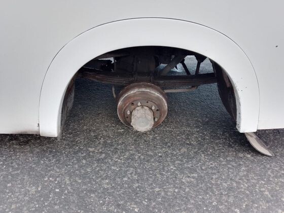    Фрагмент автобуса без колеса Пресс-служба УГИБДД по Тюменской области