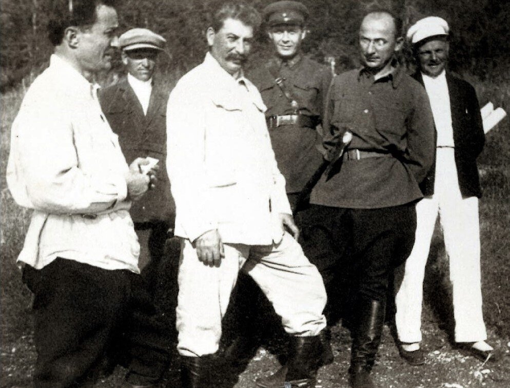 Слева первый - Н.Лакоба, третий - И.Сталин и пятый - Л.Берия, 1932 г. Фото Государственного музея Н.Лакобы
