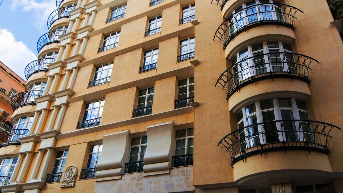 Фактурные фасады с лепниной