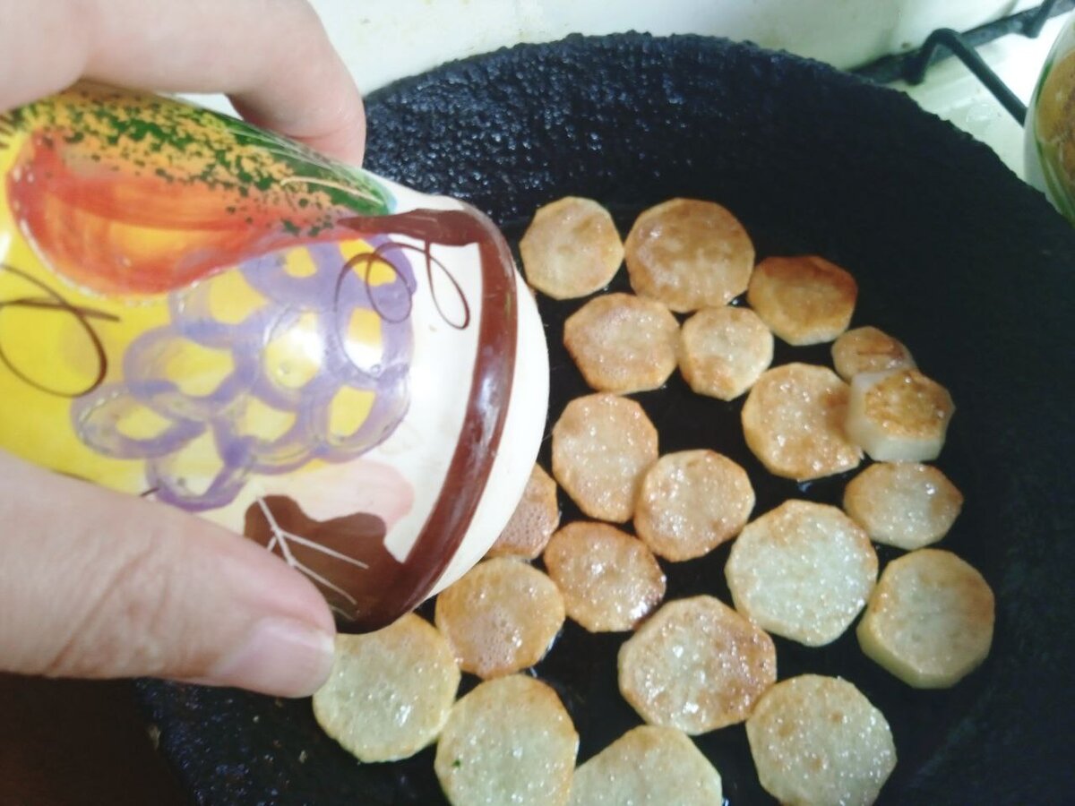 Можно ничего не добавлять, а только посолить, но с добавками будет еще вкуснее 