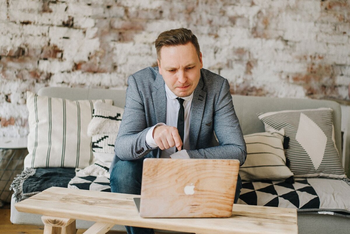 Так я представлял себе профессию писателя. Фото из личного архива Михаила Липарка