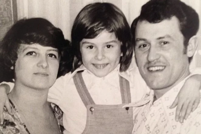 Жанна с родителями. Листайте карусель. Фото взято из открытого источника https://yandex.ru/images/