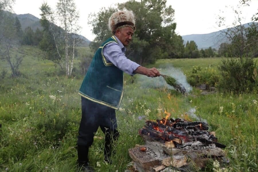    Обряд угощения Огня-Матери во время посещения Аржан-суу