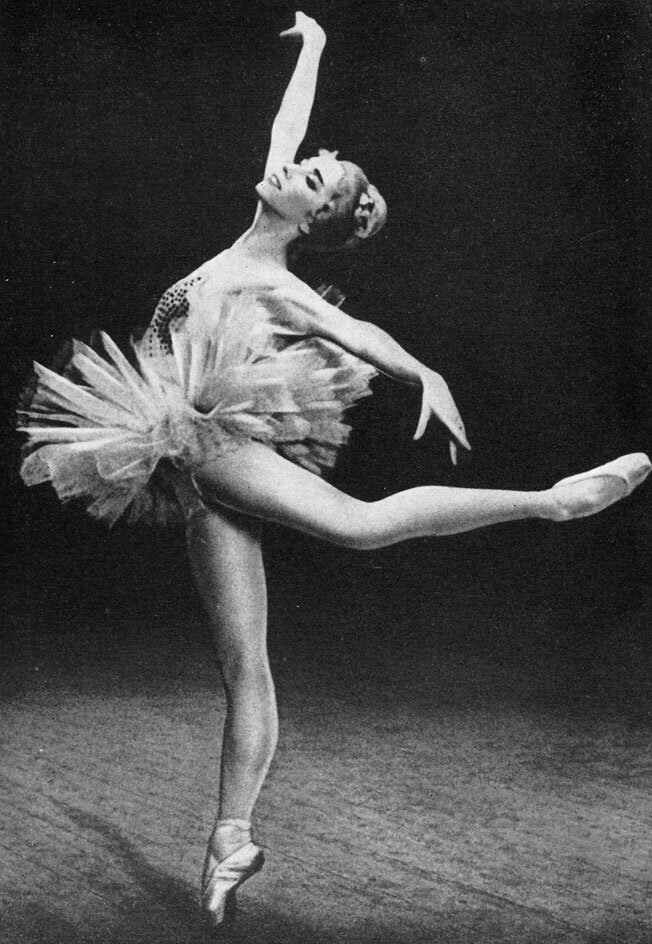 К сожалению, в сборнике автор этого конкретного фото не указан. Фото взято из открытых источников.